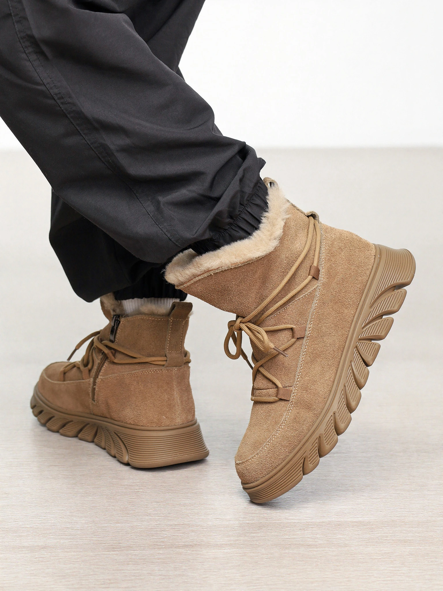 Ботинки бежевого цвета на рельефной подошве из натуральной замши